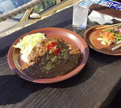 鎌倉・七里ヶ浜の有名店『珊瑚礁』テラス席でランチ キーマカレー、茄子とひき肉のカレー